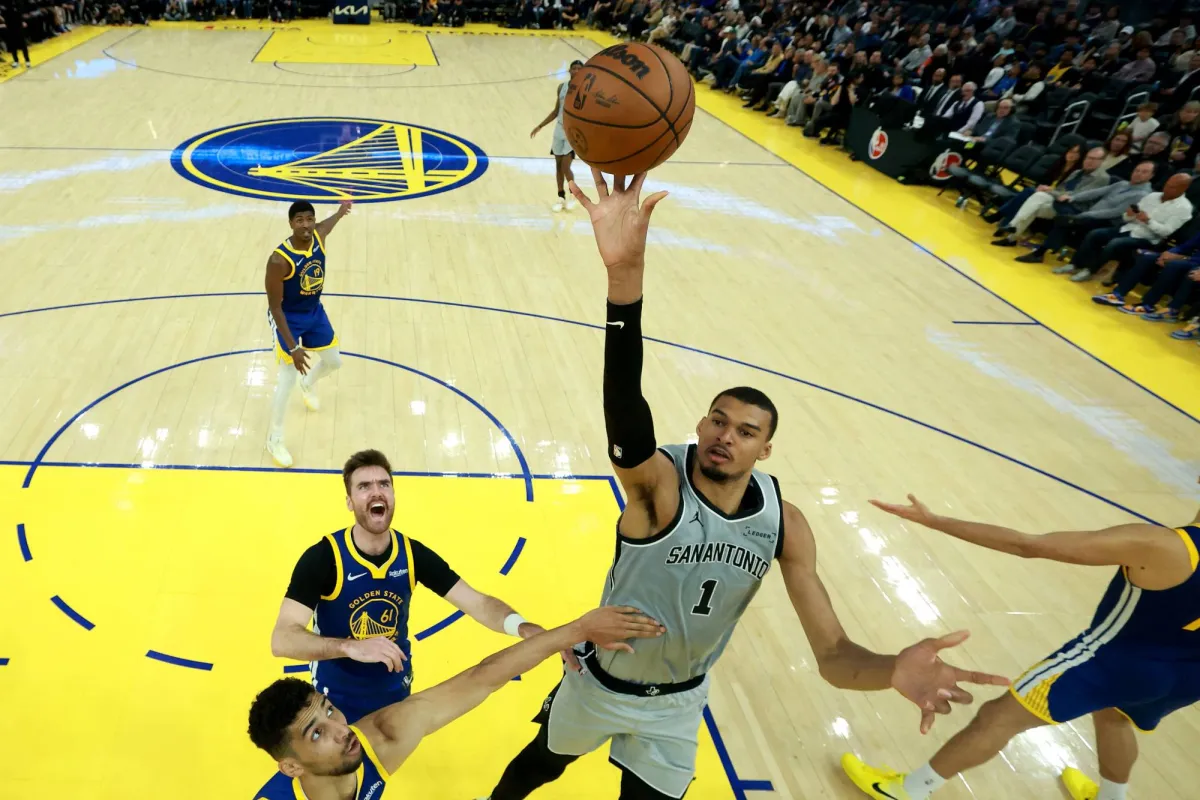 قاد العملاق الفرنسي فيكتور ويمبانياما فريقه سان أنتونيو سبيرز إلى فوزه العاشر توالياً في دوري كرة السلة الأميركي للمحترفين (إن بي إيه)، مسجِّلاً 41 نقطة للمباراة الثانية توالياً، ليطيح بمضيفه غولدن ستايت ووريرز 127-113 