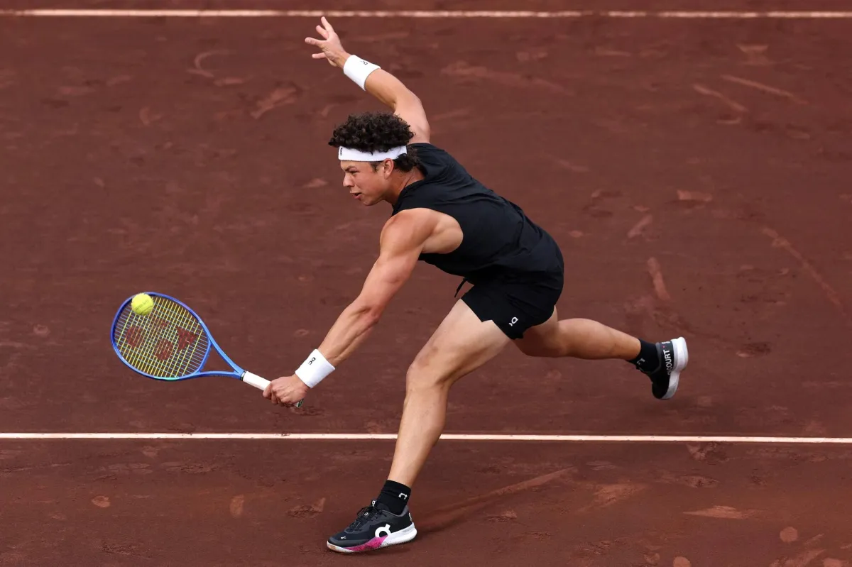 استهل الأميركي بن شيلتون حملته في موسم الملاعب الرملية بالفوز على الصيني تشانغ تشين تشين 7-6 و7-6 في المباراة التي جمعت بينهما صباح الخميس ضمن منافسات بطولة هيوستن المفتوحة للتنس 