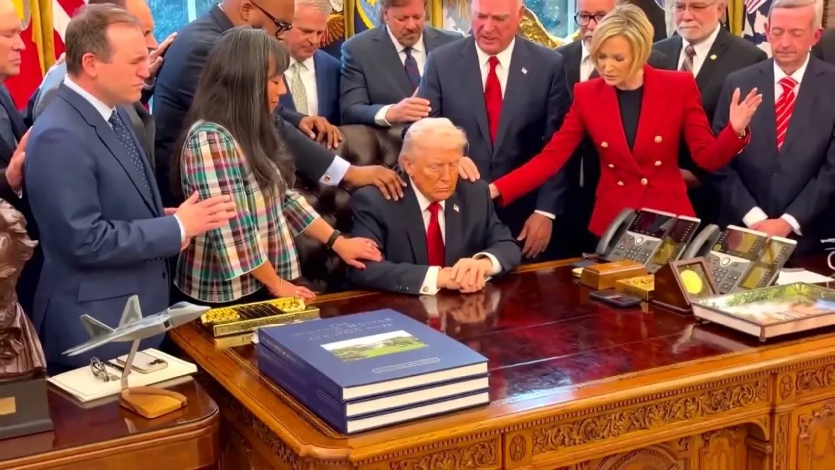 ترمب يحيط نفسه بقادة دينيين، ونتنياهو يُكثر من الإشارات التوراتية... كيف اكتست الحرب الأميركية والإسرائيلية على إيران بطابع عقائدي؟
#صحيفة_الشرق_الأوسط
#صحيفة_العرب_الأولى