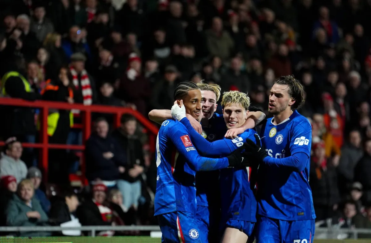 لم تكن الأيام العشرة التي سبقت فترة التوقف الدولي عادية داخل أروقة تشيلسي، بل ربما شكّلت واحدة من أكثر الفترات حساسية في مشروع النادي تحت ملكية بلو كو.. حسب شبكة «The Athletic»، فإن المدرب ليام روزنير وصفها بأنها الأصعب في مسيرته 