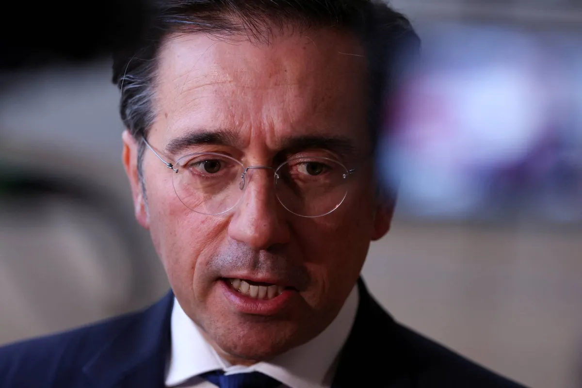 أدان خوسيه مانويل ألباريس وزير الخارجية الإسباني، في اتصال هاتفي أجراه مع نظيره المصري بدر عبد العاطي، السلوك المنحرف والتصرفات المسيئة التي صدرت عن فئة من الجماهير خلال مباراة كرة القدم الودية التي جمعت بين منتخبي البلدين يوم 31 مارس الماضي 