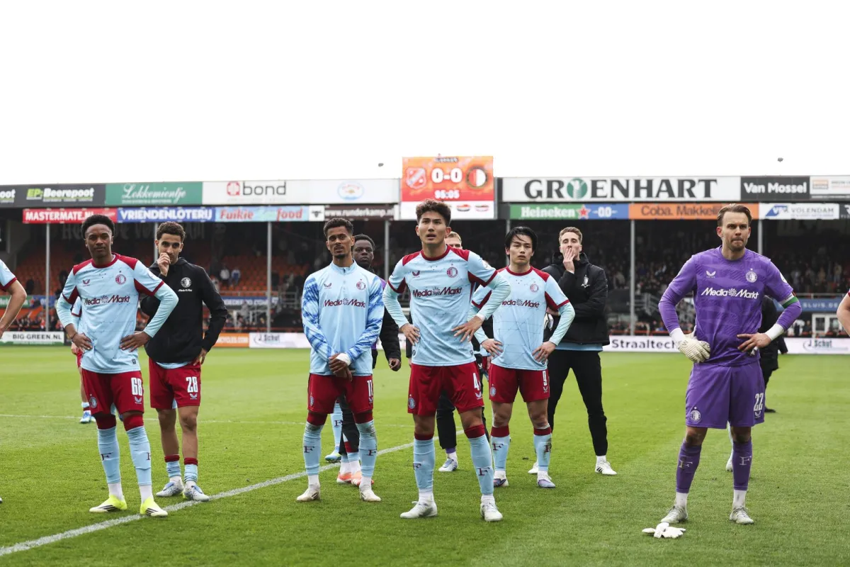 توج فريق آيندهوفن بلقب الدوري الهولندي لكرة القدم هذا الموسم مبكراً، قبل خمس مراحل على نهاية الموسم، وذلك للمرة الـ27 في تاريخه والثالثة على التوالي 