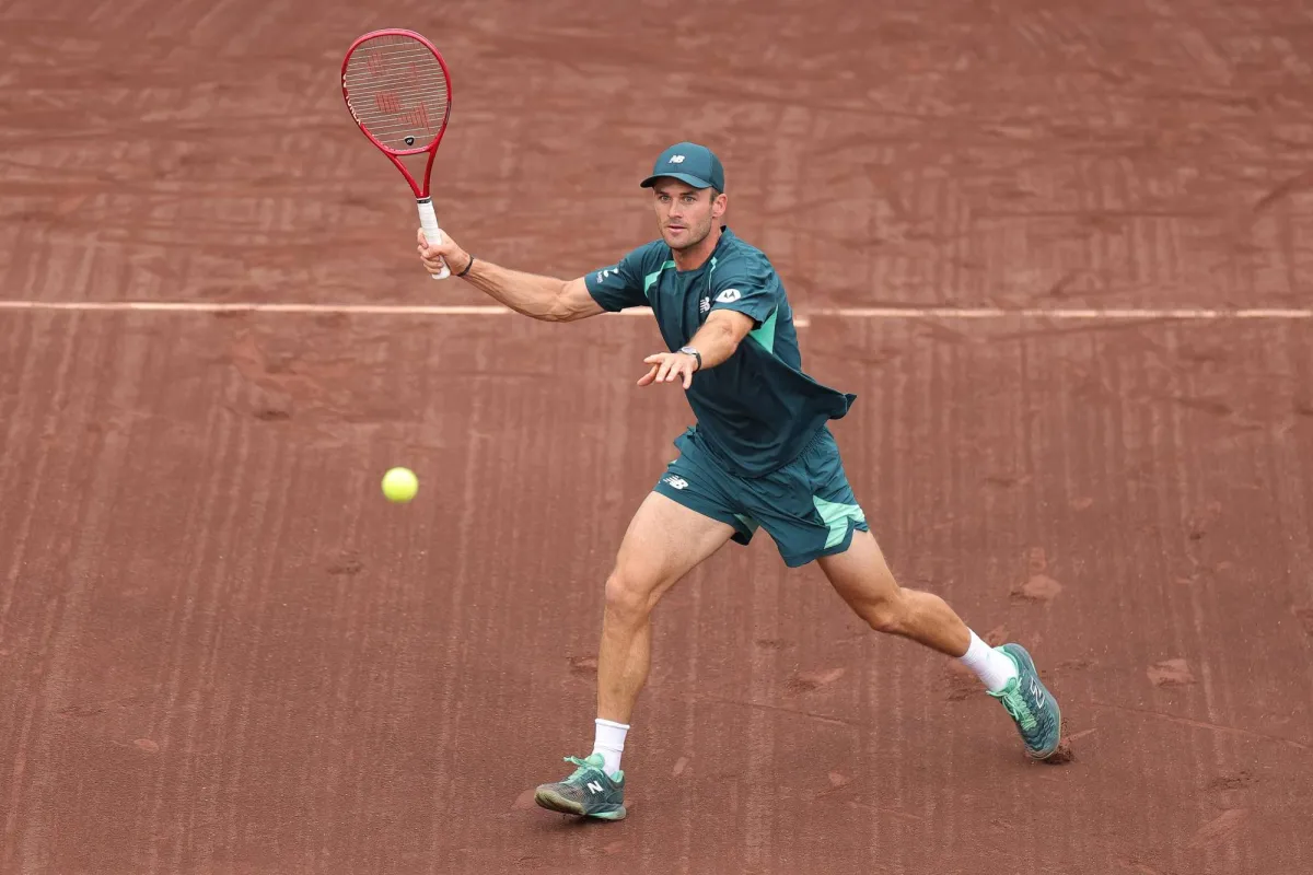 أنقذ الأميركي تومي بول، المصنف الرابع، 3 نقاط حاسمة قبل أن يحقق فوزاً صعباً على الأرجنتيني رومان بوروتشاغا 6-1 و3-6 و7-5، ليُتوَّج بلقب دورة هيوستن لكرة المضرب على الملاعب الترابية (250 نقطة) 