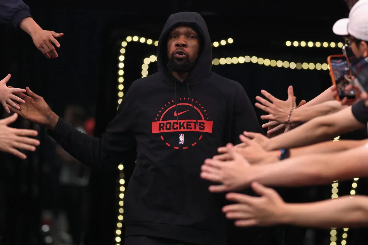 سجل كيفن دورانت 24 نقطة في مواجهة فريقه السابق فينيكس صنز، وقاد هيوستن روكتس إلى فوز 119-105، عقب ريمونتادا قوية، الثلاثاء، في دوري كرة السلة الأميركي للمحترفين 