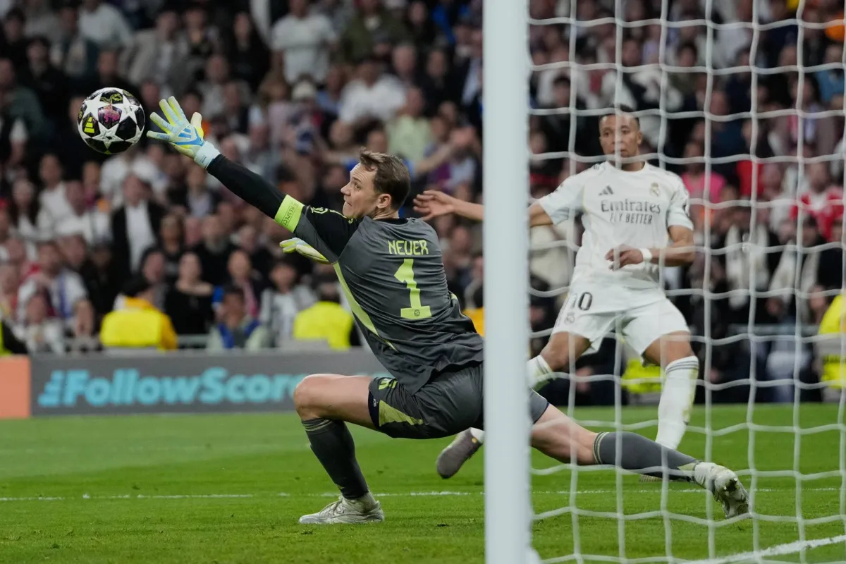 قدّم مانويل نوير، حارس بايرن ميونيخ، أداءً رائعاً في الفوز 2-1 على مضيفه ريال مدريد في ذهاب دور الثمانية لدوري أبطال أوروبا، ما أعاد إحياء النقاش حول إمكانية عودته إلى صفوف المنتخب الألماني قبل انطلاق كأس العالم في يونيو (حزيران) المقبل 