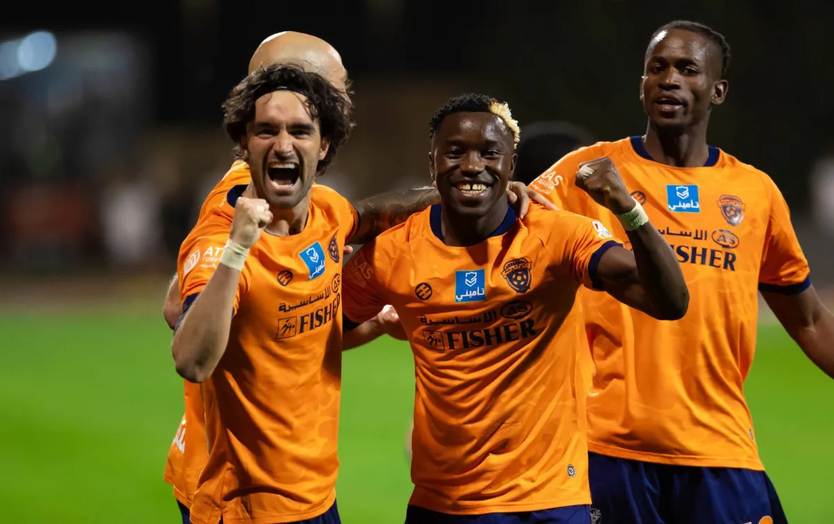 في مباراة استمرت 100 دقيقة، تعرضت آمال الأهلي في الاقتراب من صدارة الدوري السعودي للمحترفين لانتكاسة بعدما أهدر تقدمه بهدف ليكتفي بالتعادل 1-1 مع مضيفه الفيحاء 