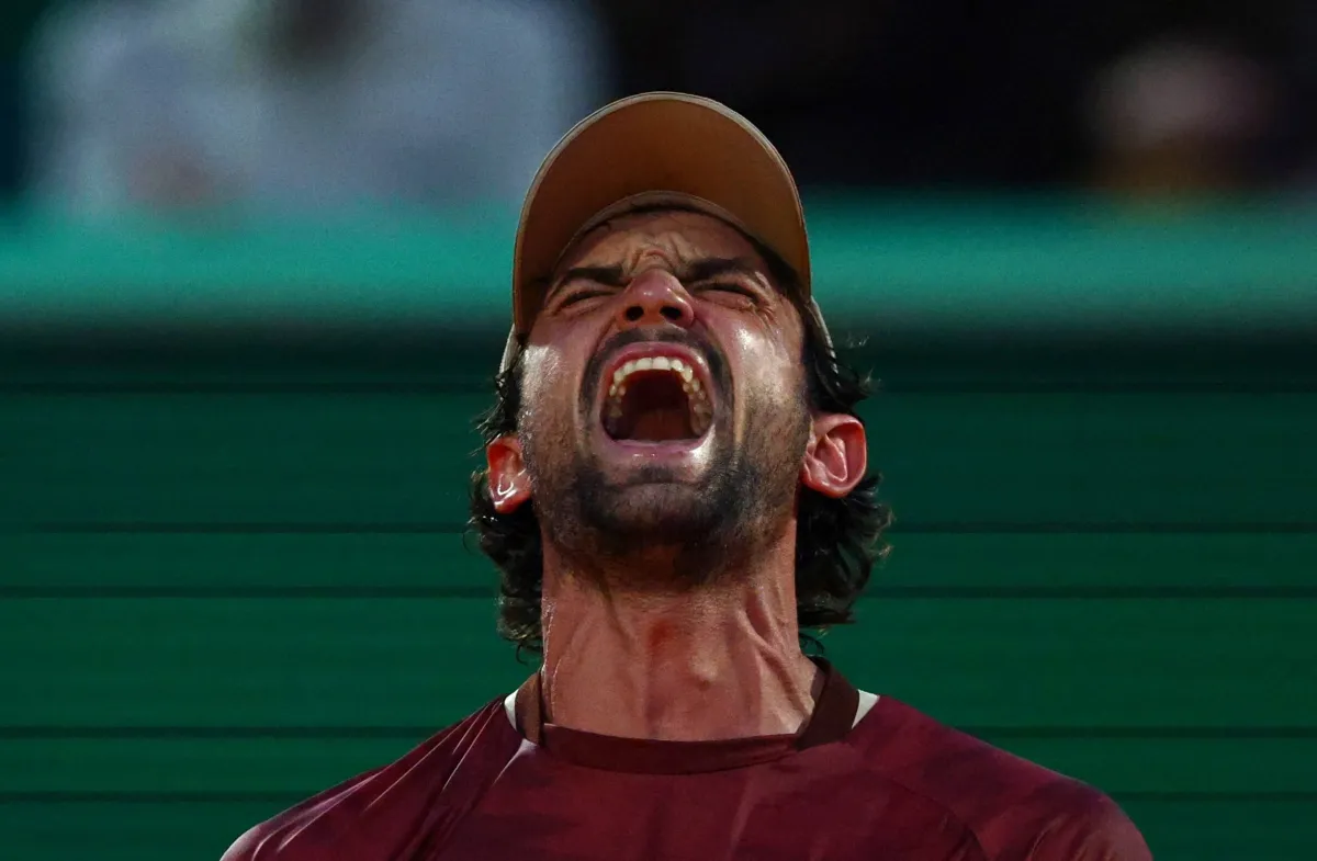 لم يكن لاعب موناكو فالنتين فاشيرو يحلم بسيناريو أفضل من ذلك، بعدما حقق ثاني انتصار في مسيرته على أحد اللاعبين ضمن الخمسة الأوائل عالمياً، بتغلبه على لورنسو موزيتي المصنف الخامس في العالم، بنتيجة 7-6 و7 5، في بطولة مونت كارلو لتنس الأساتذة 