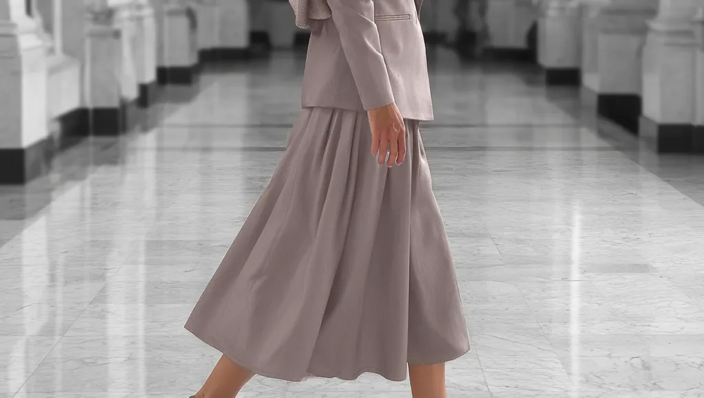 كيف تنسّقين تنورة «الميدي» لإطلالة أنيقة؟