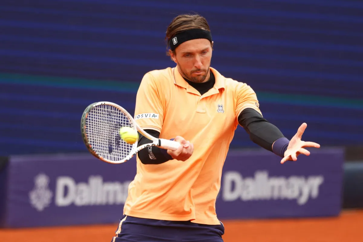 تجاوز الفرنسي آرثر رينديركنيش فخ البدايات في دورة ميونيخ للتنس فئة 500 نقطة، بعد فوزه المستحَق على الأميركي أليكس ميكلسن، المصنف 36 عالمياً، بمجموعتين دون رد بنتيجة 6-3 و6-3، اليوم الاثنين، في الدور الأول 