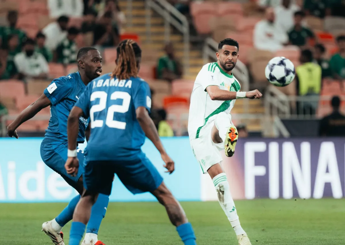 دعا رياض محرز زملاءه في نادي الأهلي السعودي لكرة القدم إلى مواصلة رفع مستوى أدائهم، بعد أن حجز حامل اللقب مقعده في دور الثمانية بدوري أبطال آسيا للنخبة 