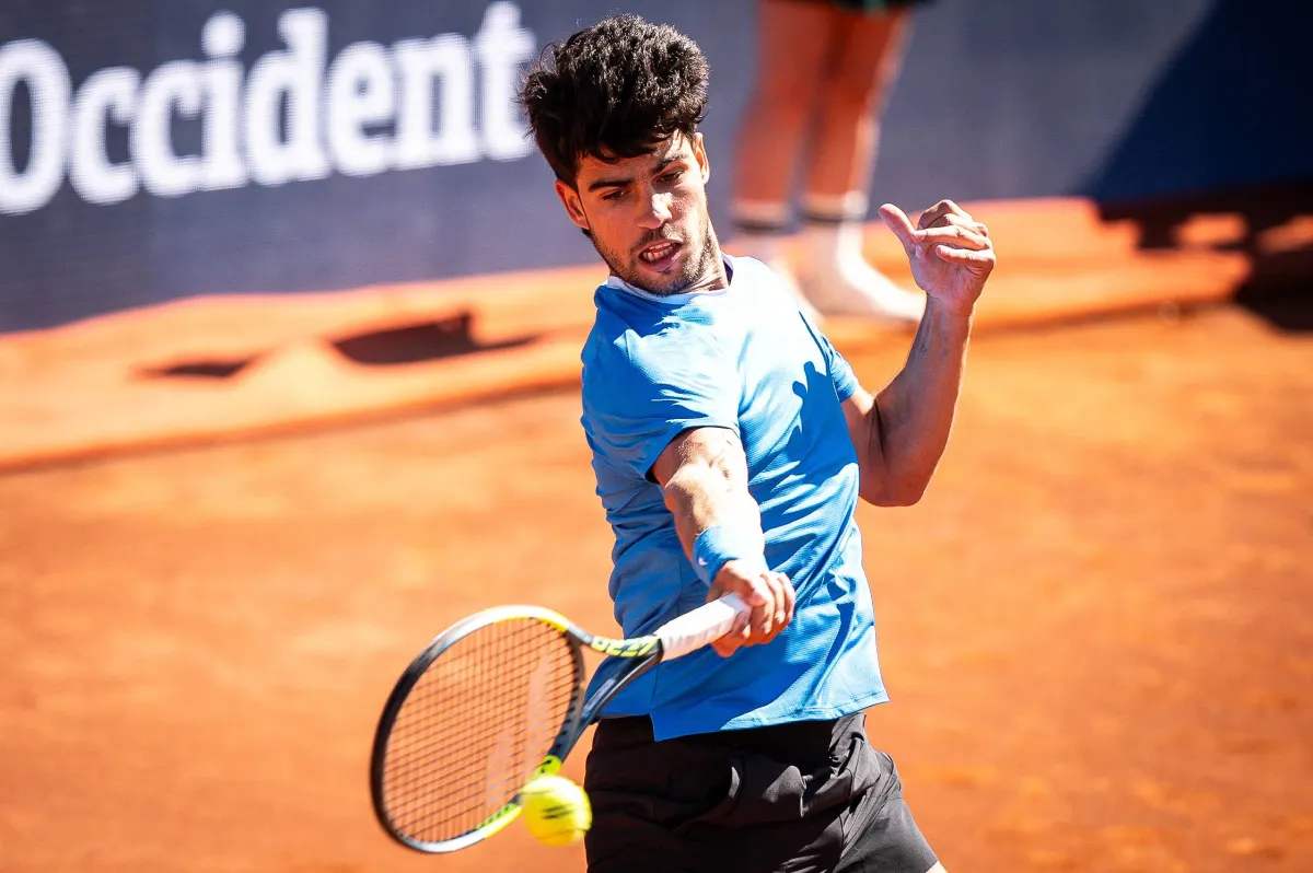 بدأ النجم الإسباني كارلوس ألكاراس، المصنف الثاني عالمياً، مشواره في بطولة برشلونة المفتوحة للتنس «فئة 500 نقطة» المقامة على الملاعب الرملية بفوز مقنع 