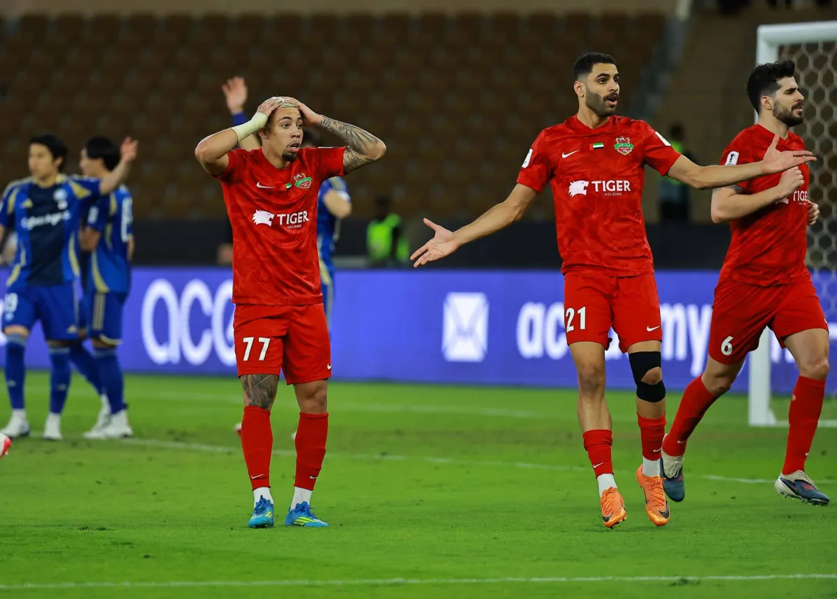 «دوري أبطال آسيا»: «شباب الأهلي» يحتج ويطالب بإعادة مباراته مع «ماتشيدا». طالب «شباب الأهلي» الإماراتي بإعادة مباراته أمام «ماتشيدا زيلفيا» الياباني، والتي خسرها 0-1، الثلاثاء، في جدة، في نصف نهائي دوري أبطال آسيا للنخبة لكرة القدم؛ لوجود خطأ فني ارتكبه الحَكم بإلغاء هدفٍ سجّله، وفق ما كشف مصدر في النادي، لـ«وكالة الصحافة الفرنسية»، الأربعاء 