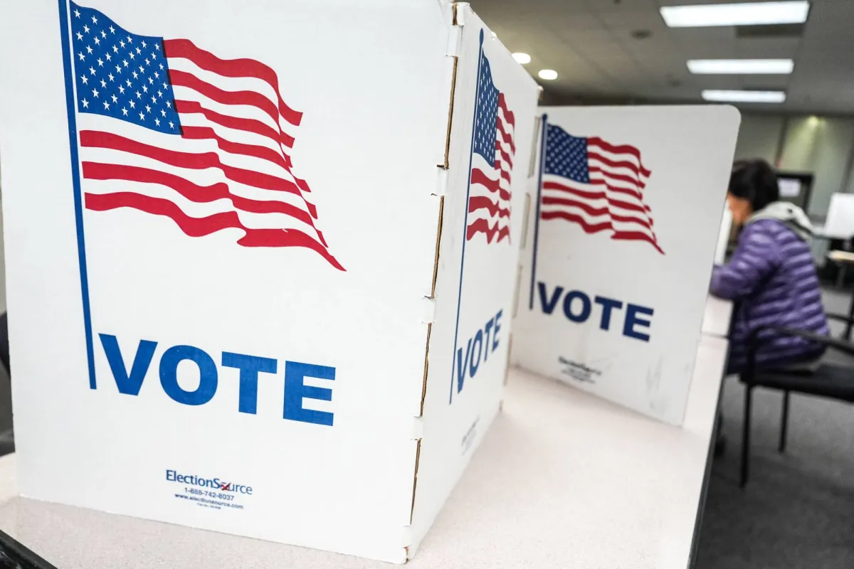 في خطوة لتعزيز مقاعد الديمقراطيين بالكونغرس... ناخبو فرجينيا يوافقون على إعادة تقسيم الدوائر الانتخابية