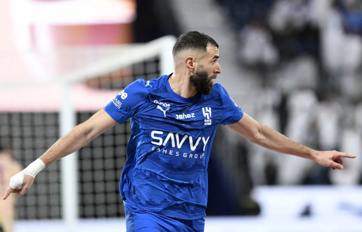 بنزيمة يفتح باب «العودة الكبرى» لـ«الديوك»