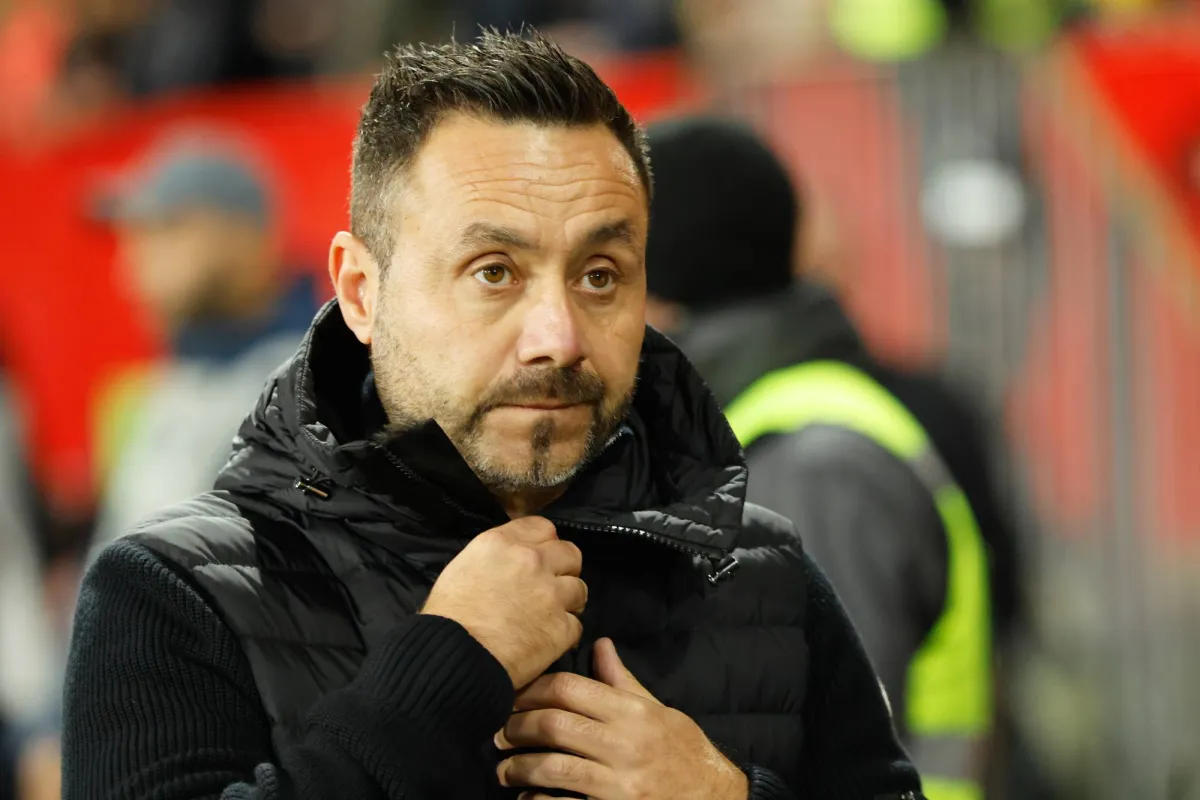 دي تسيربي: سولانكي يعاني من مشكلة عضلية وسيمونز أصيب في الركبة