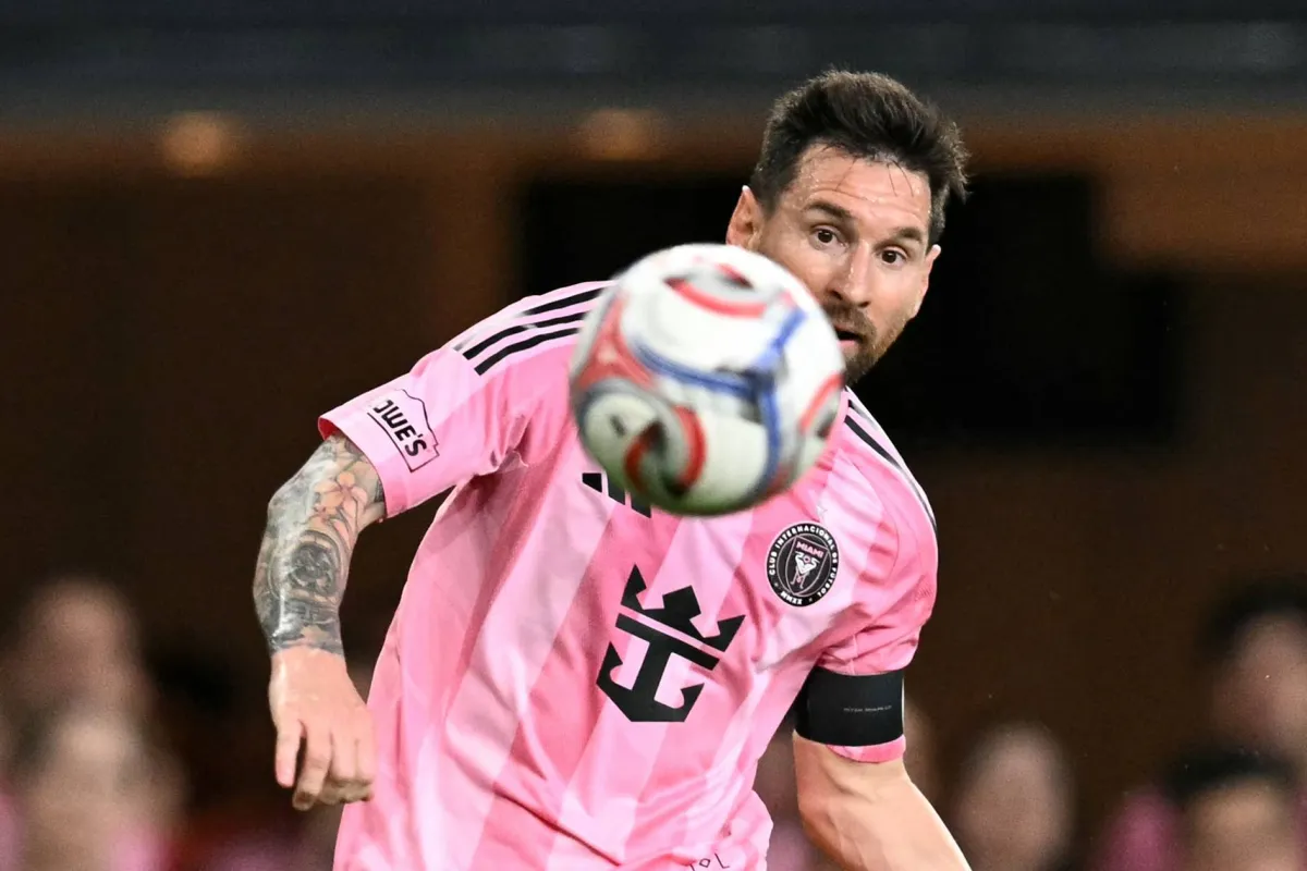 اكتفى النجم الأرجنتيني ليونيل ميسي وفريقه إنتر ميامي بالتعادل الإيجابي 1-1 أمام نيو إنغلاند ريفولوشن، ليواصل حامل لقب الدوري الأميركي بحثه عن فوزه الأول على ملعبه الجديد في ميامي 