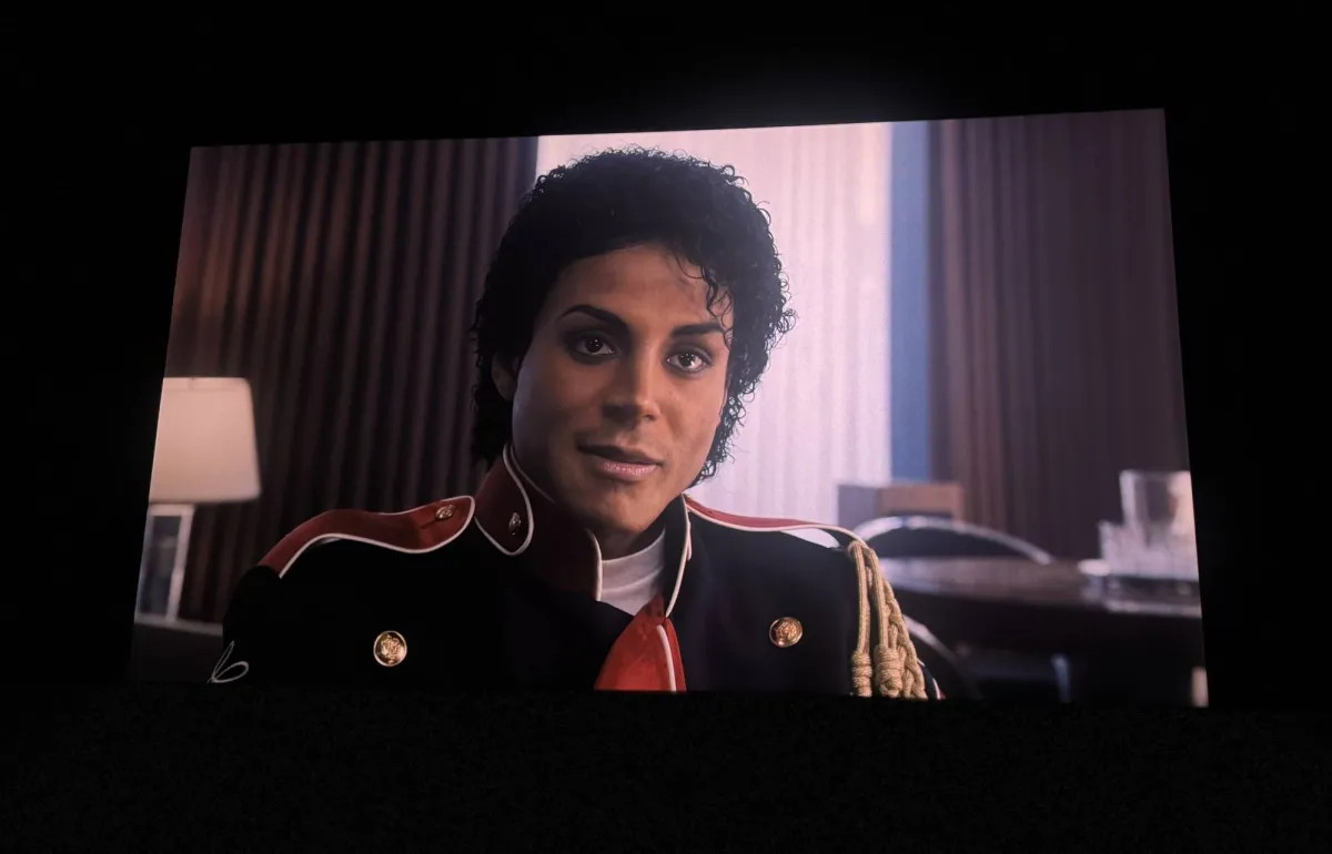 «مايكل» يستعيد «ملك البوب»... ويترك الجمهور في منتصف الحكاية