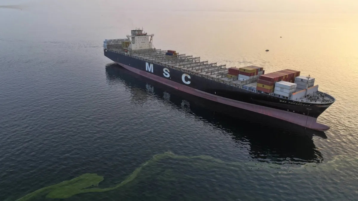 UK's Starmer and Trump Discuss 'Urgent Need' to Restore Shipping in Strait of Hormuz