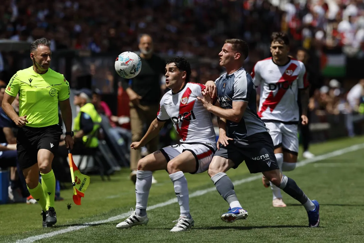 «لا ليغا»: فاييكانو يتعادل مع ريال سوسيداد في مواجهة مثيرة