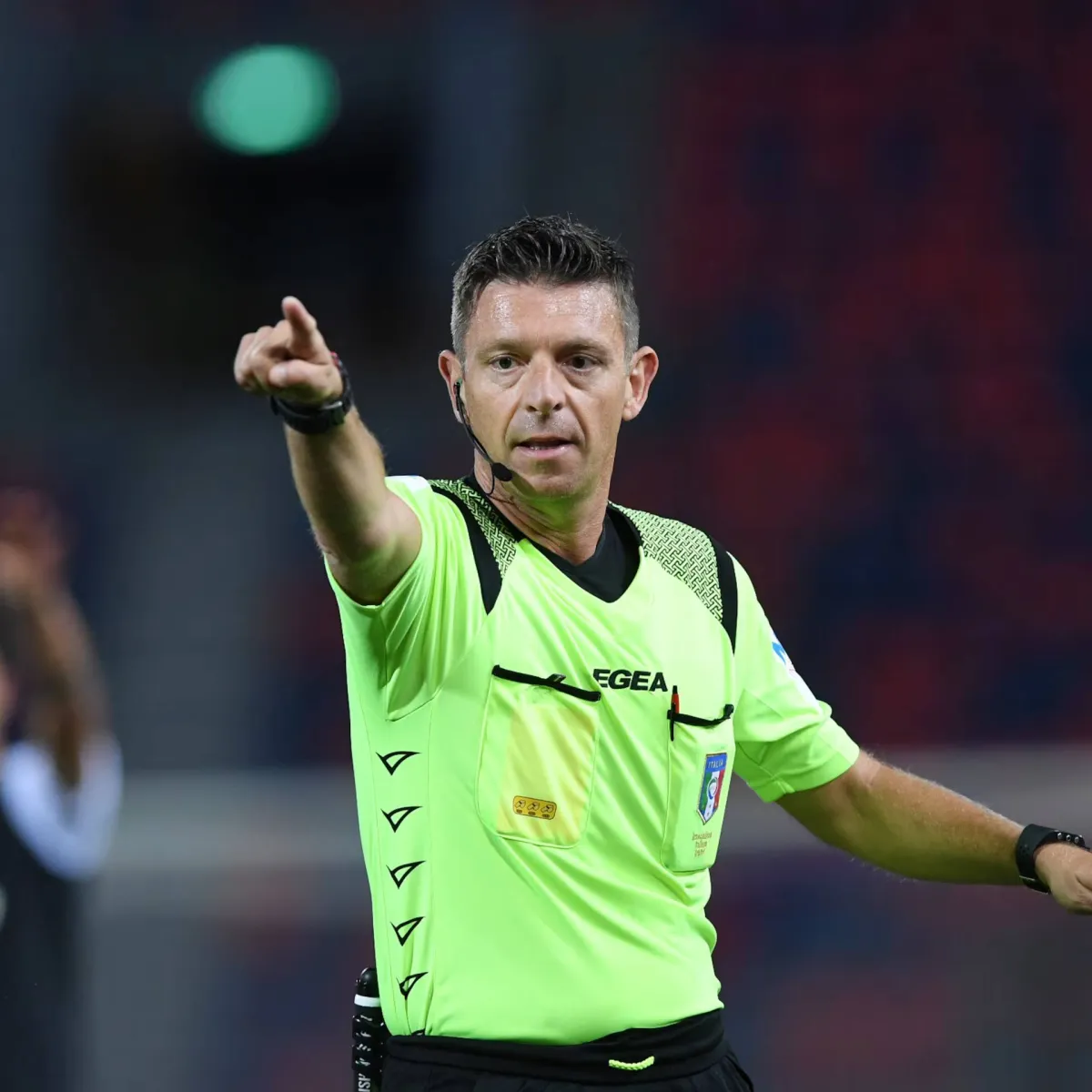 تُعدّ مباراة كأس إيطاليا بين إنتر وميلان في 2 أبريل (نيسان) من العام الماضي، نقطة محورية في تحقيقات نيابة ميلانو، حيث يُشتبه بأن جيانلوكا روكّي ناقش تعييناً تحكيمياً مستقبلياً، لكن لا يزال مجهولاً مع من كان يتحدث 