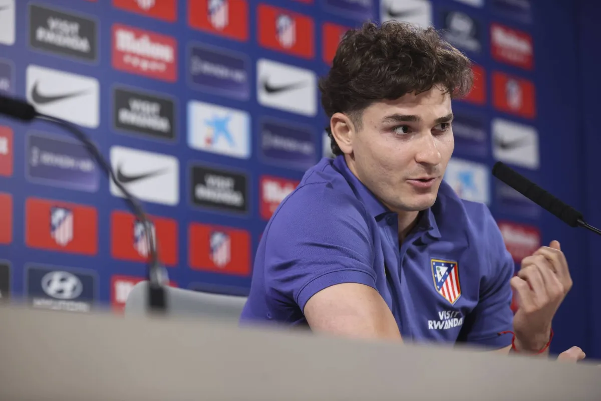 ألفاريز لاعب أتلتيكو يتجاهل شائعات انتقاله لبرشلونة أو آرسنال