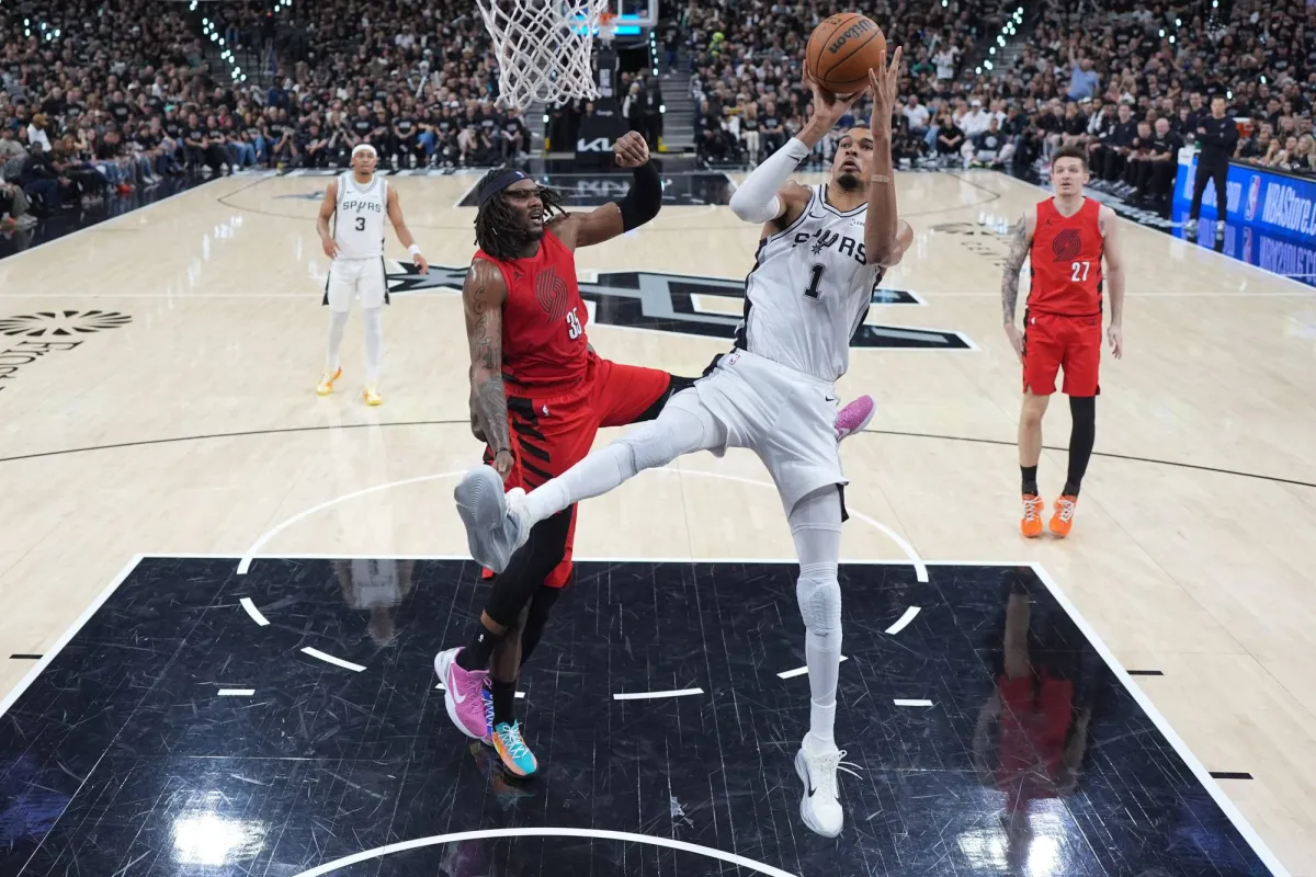 قاد النجم الفرنسي فيكتور ويمبانياما فريقه سان أنتونيو سبيرز لبلوغ الدور الثاني من «بلاي أوف» الغرب في «دوري كرة السلة الأميركي (إن بي إيه)» لأول مرة منذ 2017، بعدما حسم سلسلته مع بورتلاند ترايل بلايزرز 4 - 1 بالفوز عليه 114 - 95 