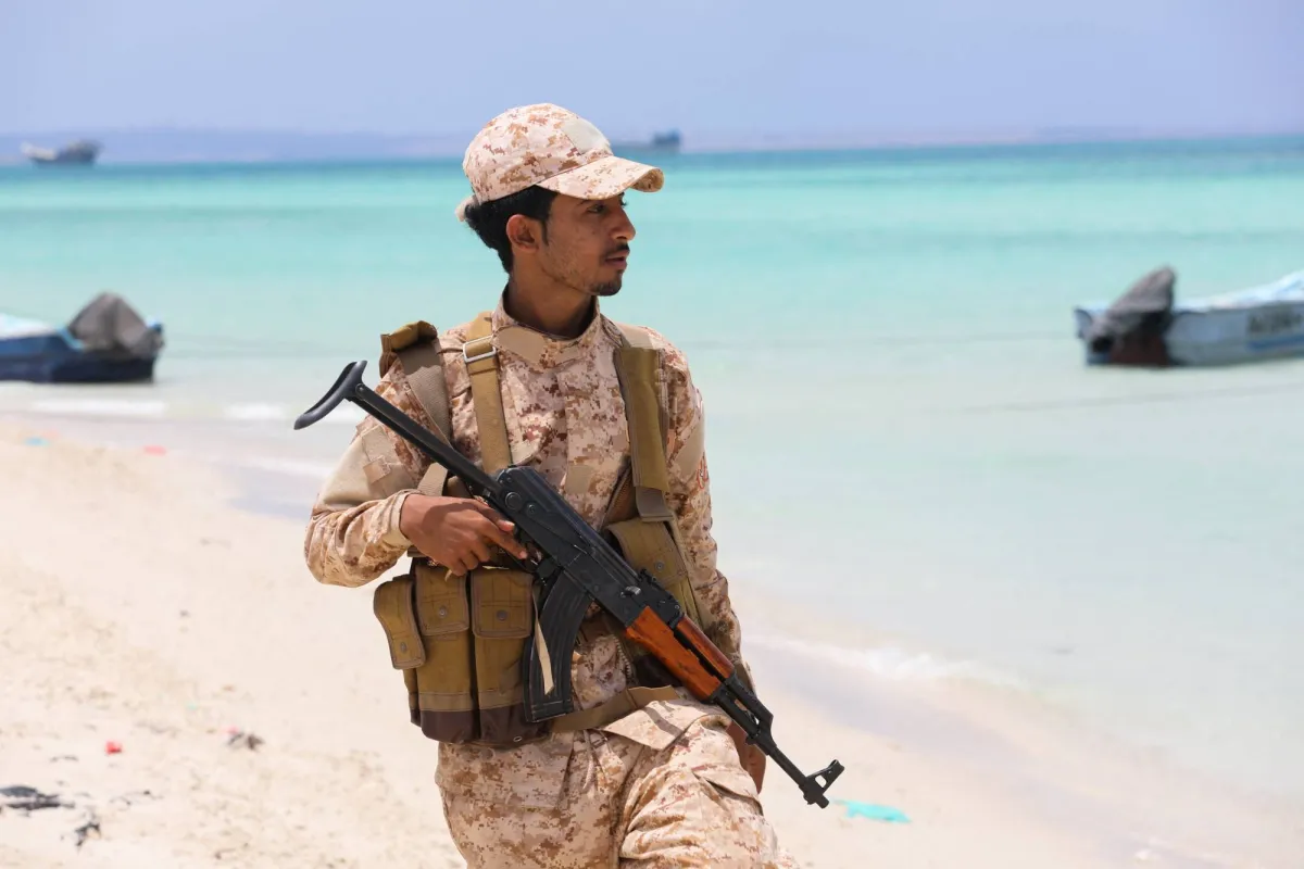 اليمن يربط تهديد الملاحة بالأجندة الإيرانية