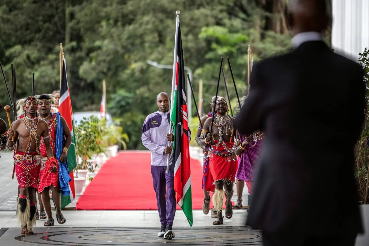 استقبال الأبطال للكيني ساويه أول عداء يحطم حاجز الساعتين في الماراثون