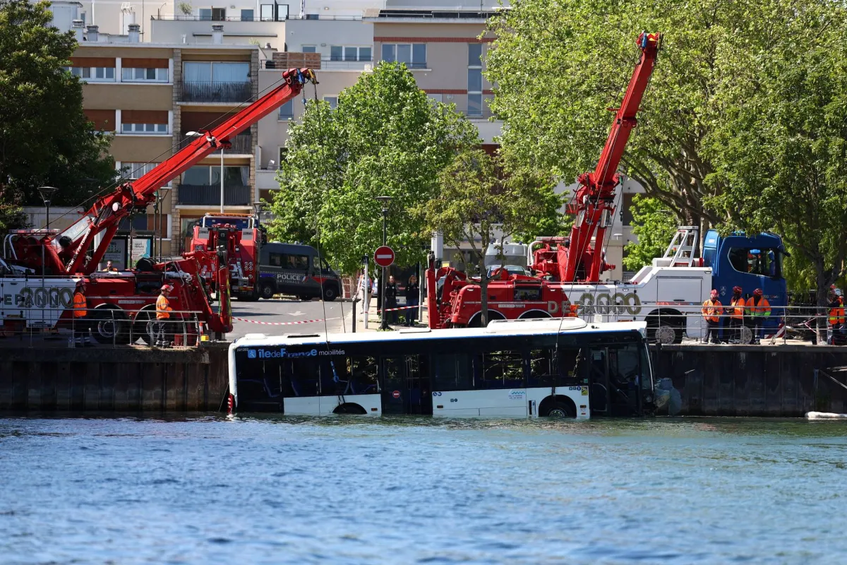إنقاذ 4 أشخاص بعد سقوط حافلة في نهر قرب باريس