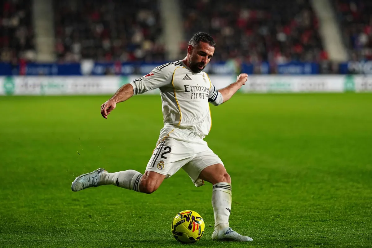 في ريال مدريد، لا تُمنح شارة القيادة دون ثقل، ثقل رمزي وتاريخي وآخر بات يرتبط بنهاية مرحلة، فخلال السنوات الأخيرة تحوّلت الشارة التي كانت تمثل ذروة المكانة داخل غرفة الملابس، إلى ما يشبه محطة أخيرة قبل الرحيل، داني كارفاخال يبدو الاسم الأحدث في هذا السياق 