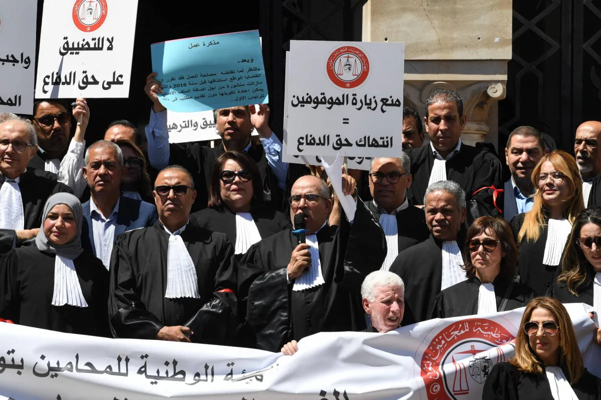 محامو تونس يبدأون سلسلة احتجاجات وإضرابات في المحاكم