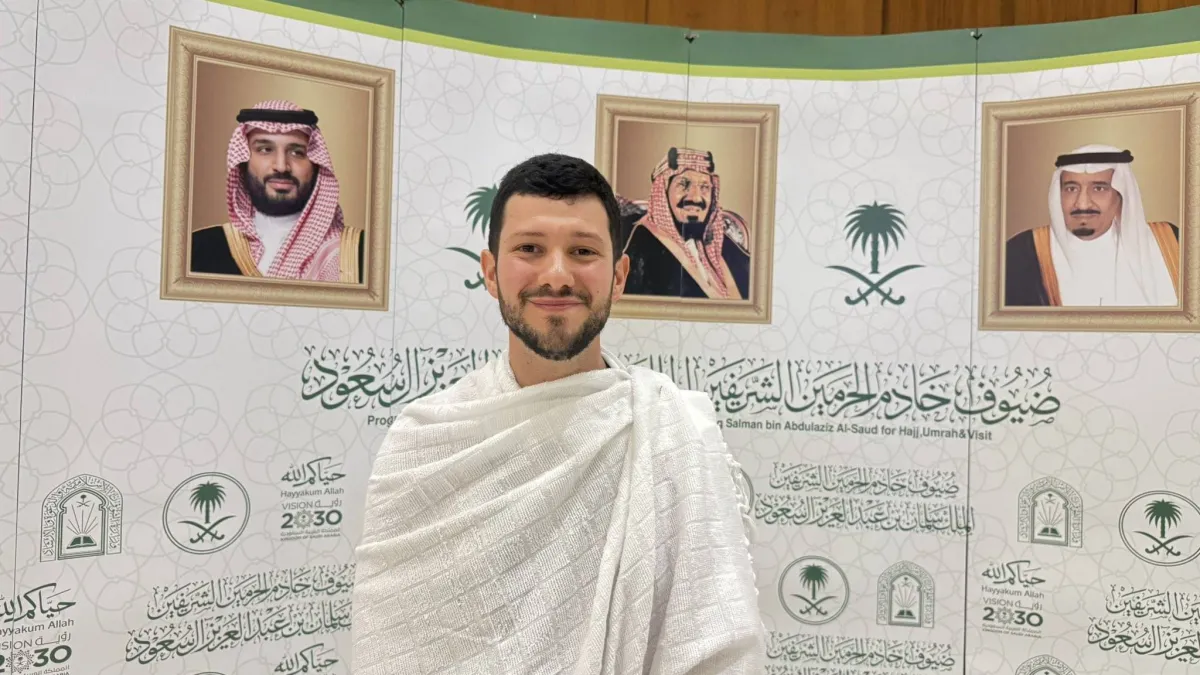 أحدهما أسره الأذان طفلاً والآخر وجد ضالته في القرآن... حكاية حاجَّين جمعتهما التلبية