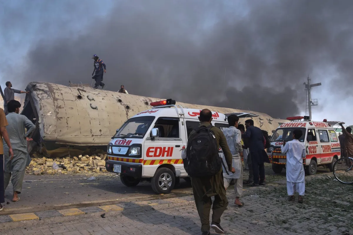 24 قتيلاً على الأقل بتفجير قطار يقلّ عسكريين جنوب غربي باكستان
