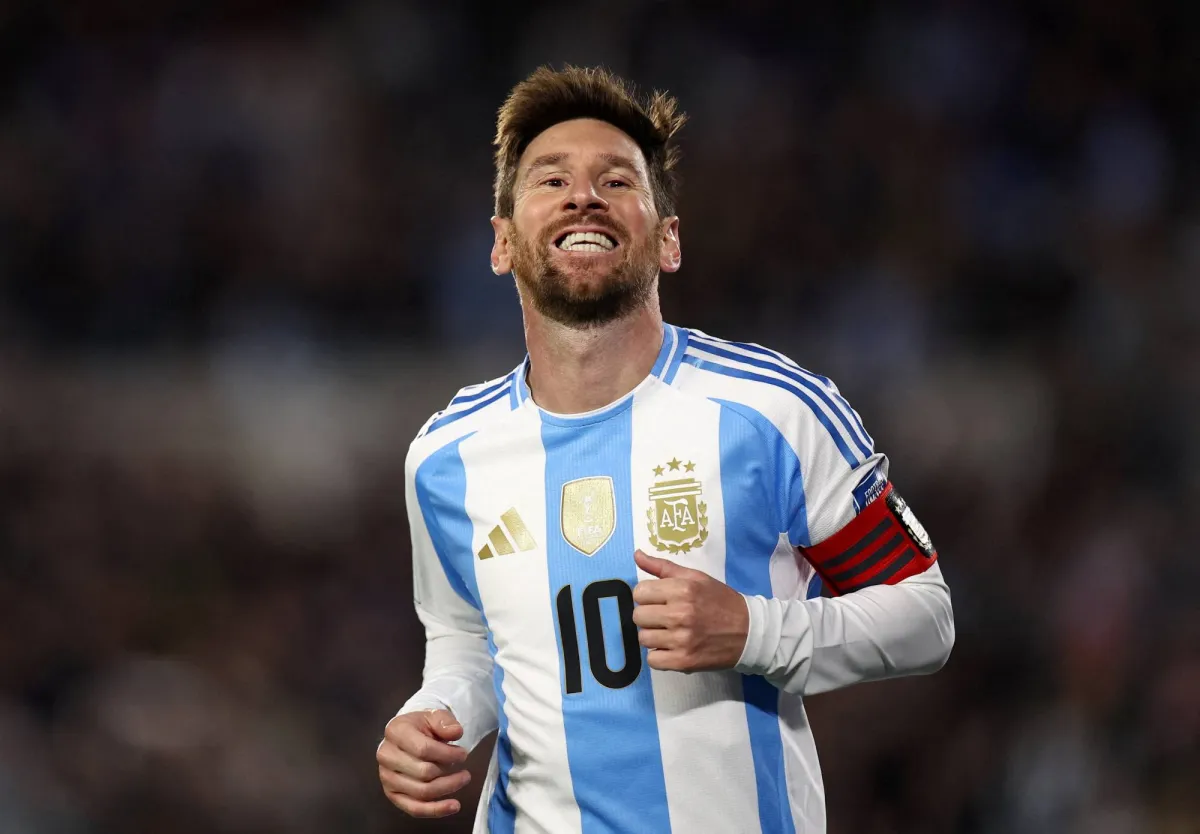 سيبلغ النجم الأرجنتيني ليونيل ميسي الـ39 من عمره خلال نهائيات كأس العالم، وكان من الممكن أن يعذره عشاق الكرة المستديرة حال اعتزاله اللعب الدولي بعدما قاد «ألبيسيليستي» للفوز باللقب في قطر عام 2022، لكنه لا يزال رمزاً لمنتخب بلاده الساعي للاحتفاظ بالكأس 