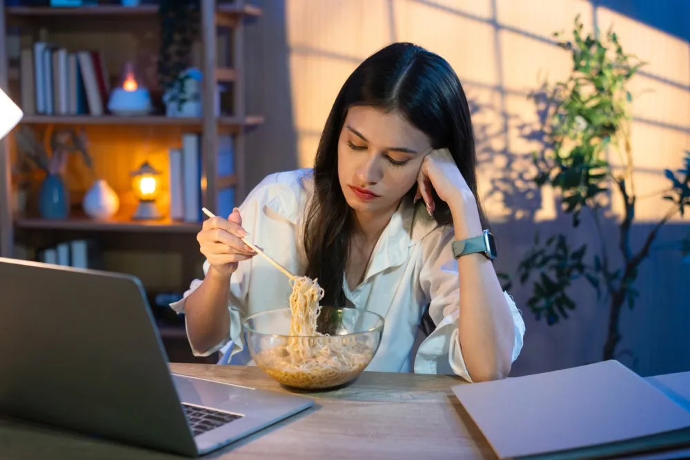 تناول الطعام متأخراً له تأثيرات سلبية على الأمعاء