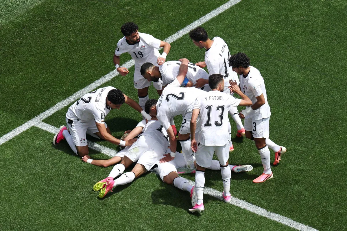 حرم منتخب بلجيكا نظيره المصري من تحقيق أول انتصار له في تاريخ كأس العالم بعدما فرض عليه التعادل 1-1 في سياتل ضمن المجموعة السابعة من البطولة. وتقدمت مصر بهدف رائع سجله عاشور، قبل أن يعادل البلجيكيون النتيجة بهدف عكسي سجله هاني بالخطأ في مرماه إثر ضغط من روميلو لوكاكو، لتنتهي المواجهة بتقاسم النقاط 