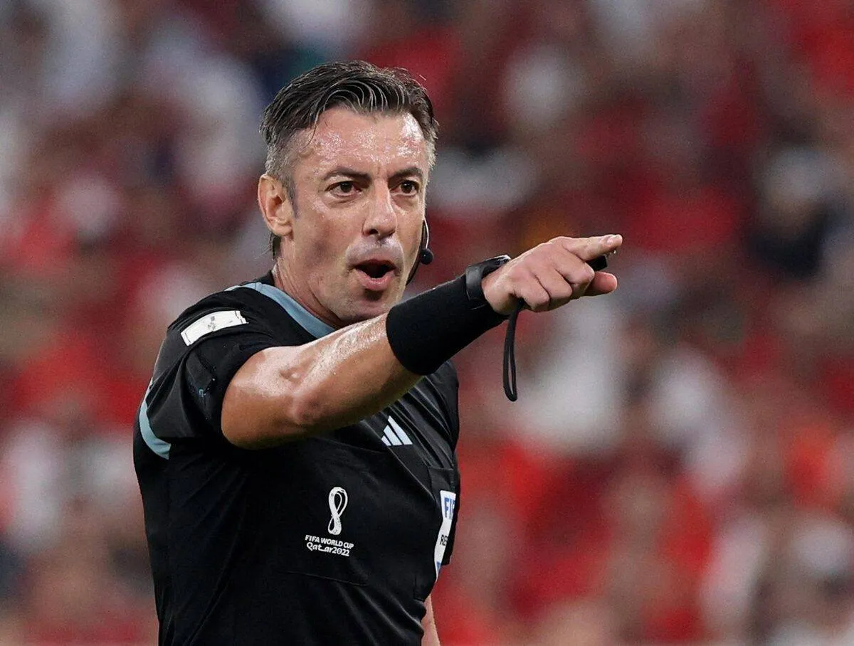 مغامرة جديدة يدخلها المنتخب السعودي في كأس العالم 2026، وهذه المرة أمام إسبانيا، بطل أوروبا، في مواجهة لا تحتمل الكثير من الأخطاء داخل الملعب.. ولا خارجه. وبينما تتجه الأنظار إلى نجوم «الأخضر» و«لاروخا»، يظهر اسم ثالث في قلب الحدث: الحكم البرازيلي رافائيل كلاوس 