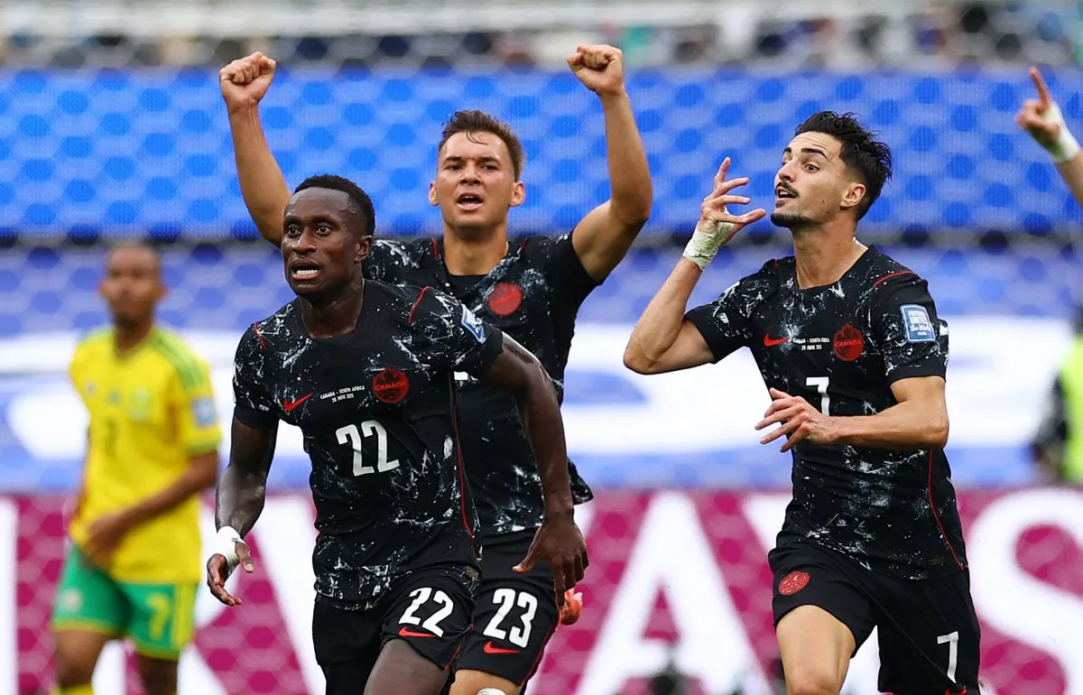أصبح منتخب كندا أول المتأهلين إلى دور الـ16 في كأس العالم 2026، بعدما حقق فوزاً درامياً على جنوب أفريقيا بهدف دون رد في افتتاح منافسات دور الـ32. #كأس_العالم2026 