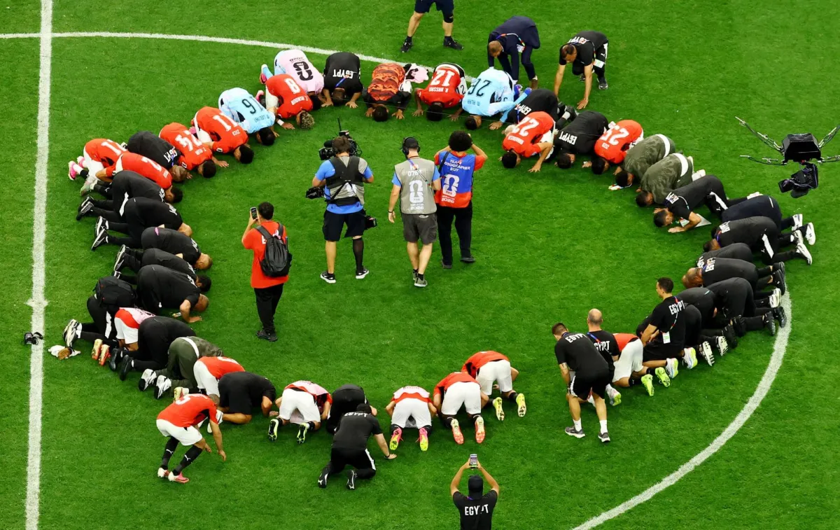 الرئيس السيسي يهنئ منتخب مصر بالتأهل لدور الــ 16 في كأس العالم