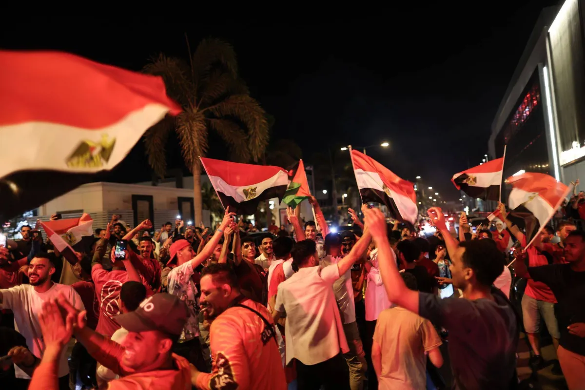 عريس مصري يُعلّق حفل زفافه لمتابعة ركلات ترجيح «الفراعنة» والـ«سوكيروز»