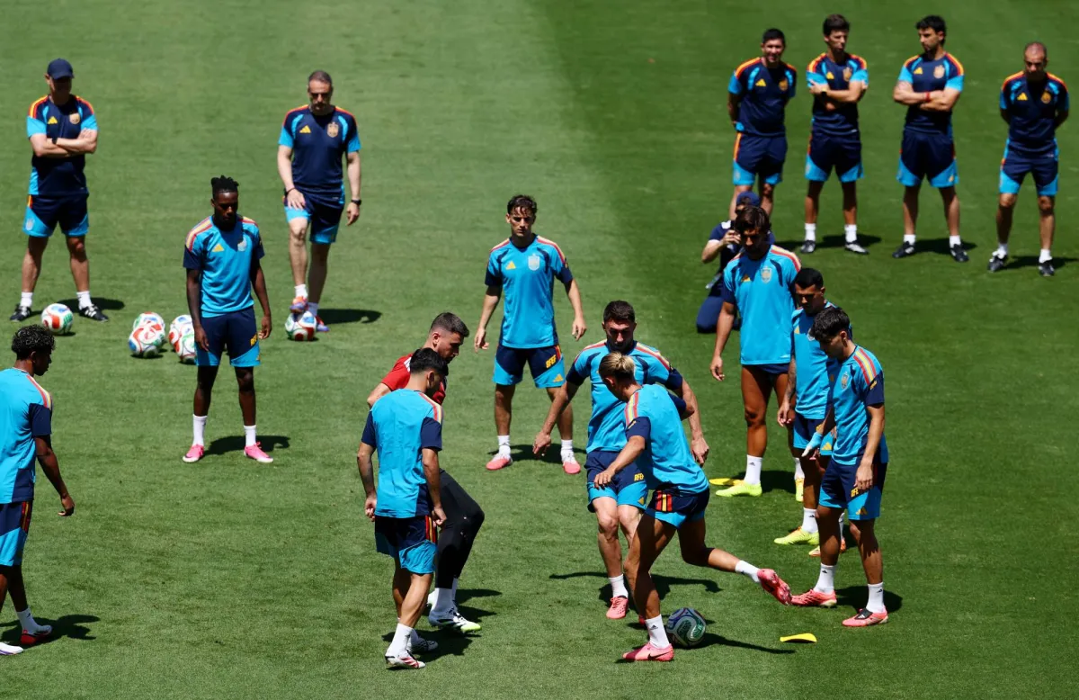 أعلن الاتحاد الدولي لكرة القدم، إلغاء الحصة التدريبية الأخيرة لمنتخب إسبانيا قبل نهائي كأس العالم ضد الأرجنتين بسبب العواصف الرعدية.. وأضاف «فيفا» أنه لن يكون هناك وقت آخر لتدريب الفريق، لكنه لم يذكر ما إذا كانت الحصة التدريبية للأرجنتين، المقررة في الساعة 11:30 بالتوقيت المحلي ستمضي قدماً كما هو مخطط لها 