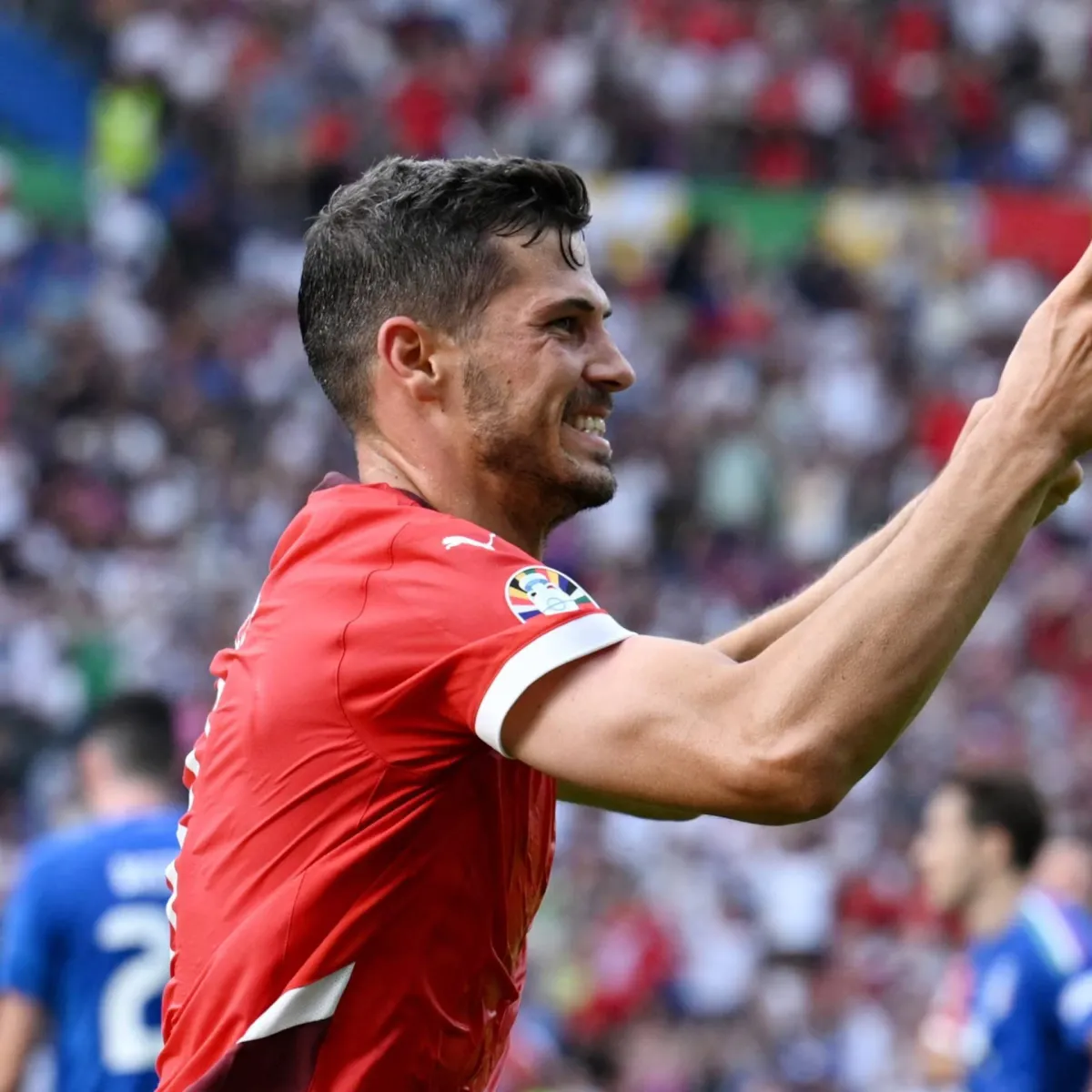 بات لاعب الوسط السويسري، ريمو فرويلر، قريباً من الانتقال إلى نادي نيوم السعودي، بعدما وصلت المفاوضات بين الطرفين إلى مراحلها النهائية 