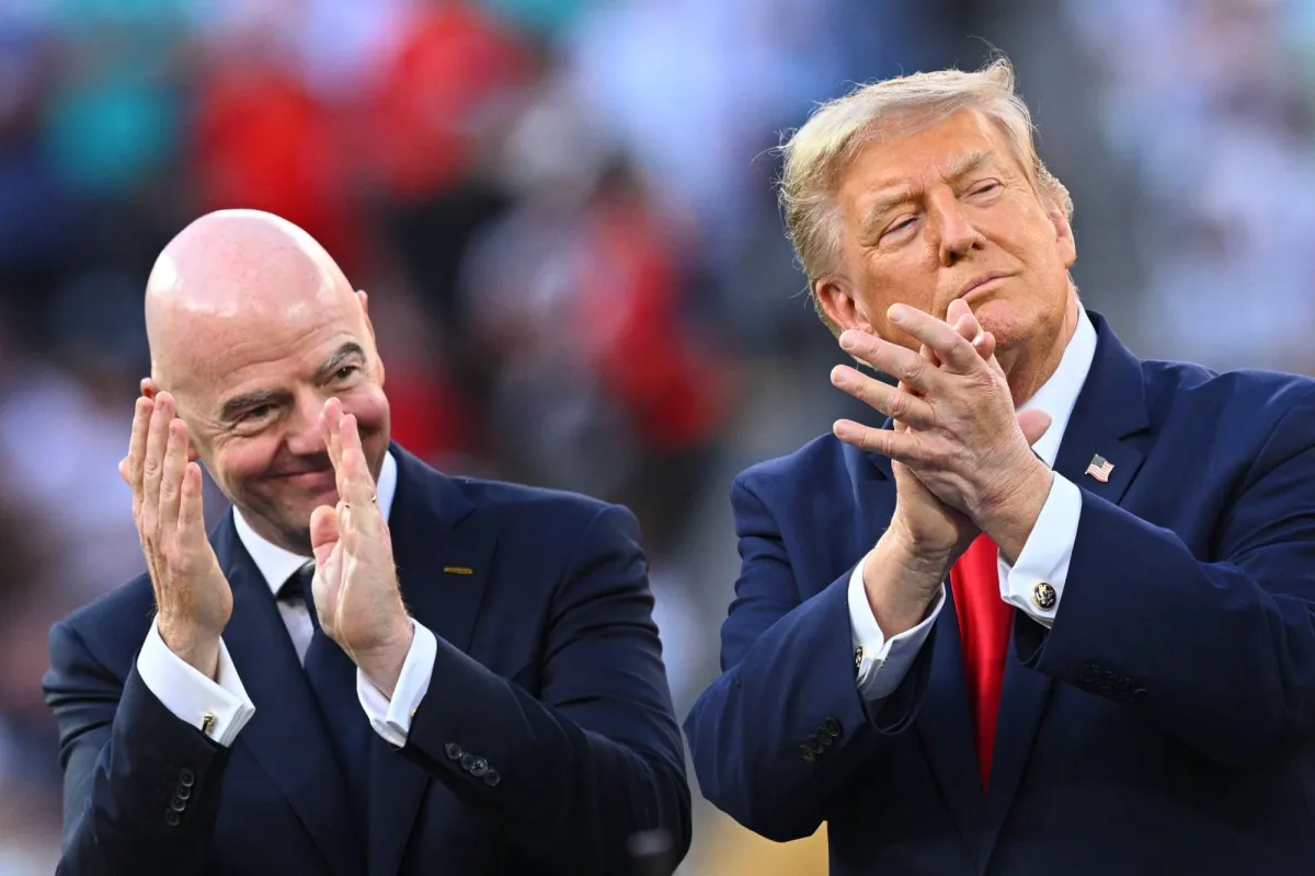 أعلن الرئيس الأميركي دونالد ترمب دعمه لجياني إنفانتينو، رئيس الاتحاد الدولي لكرة القدم «فيفا»، في ظل الضغوط المتزايدة التي يواجهها، مؤكداً أن إبعاده عن منصبه سيكون «خطأً فادحاً» 