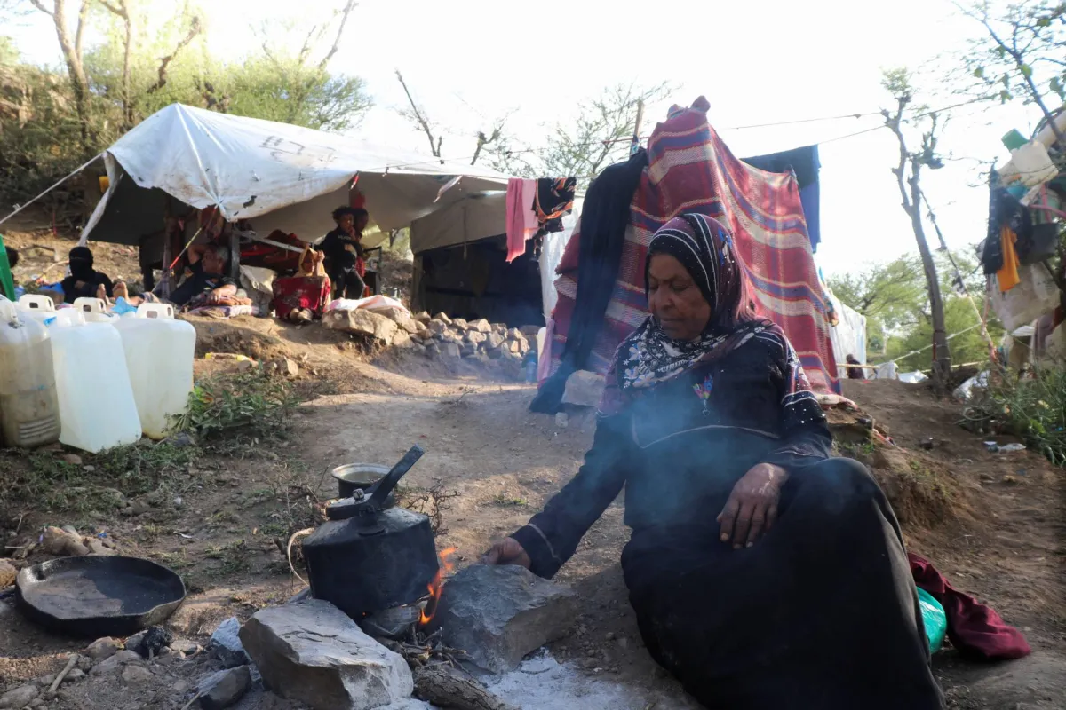 العليمي يدعو للتماسك بعد صدمة التمدد الحوثي في غرب اليمن
