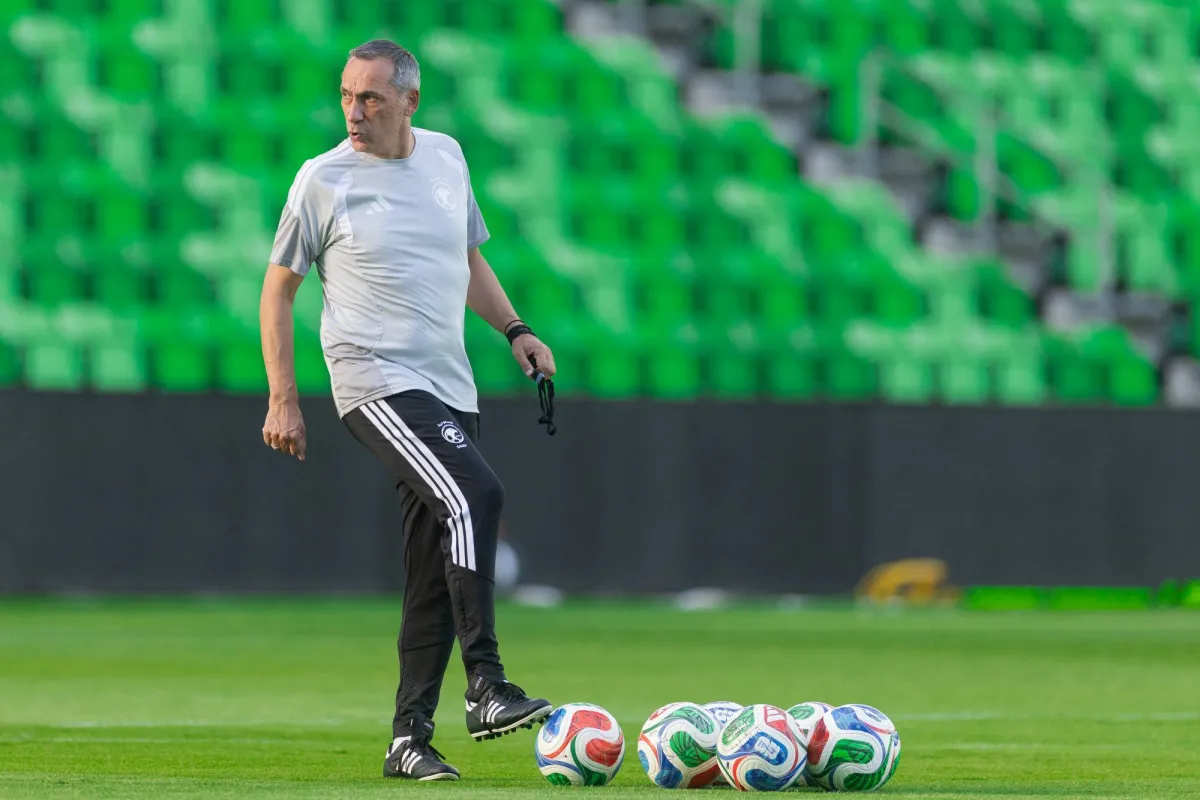 دونيس يُجري تغييرات واسعة على التشكيلة السعودية تأهباً لـ«كأس الخليج»