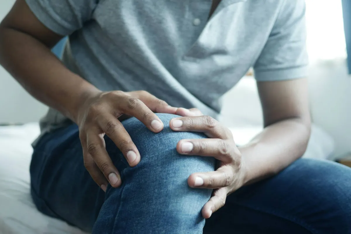 لماذا تزداد آلام المفاصل مع برودة الطقس؟