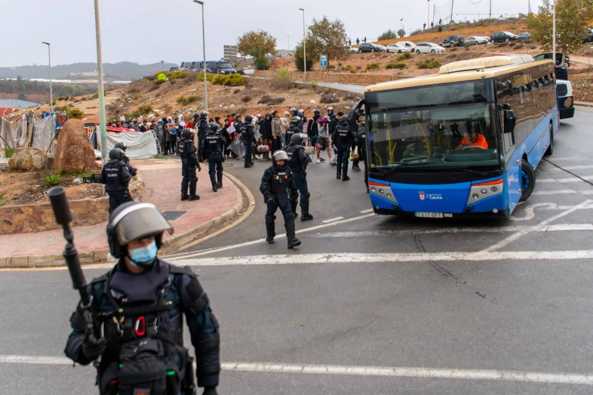 جهود إسبانيا لإنهاء تكدس المهاجرين في سبتة تفجر انتقادات حقوقية