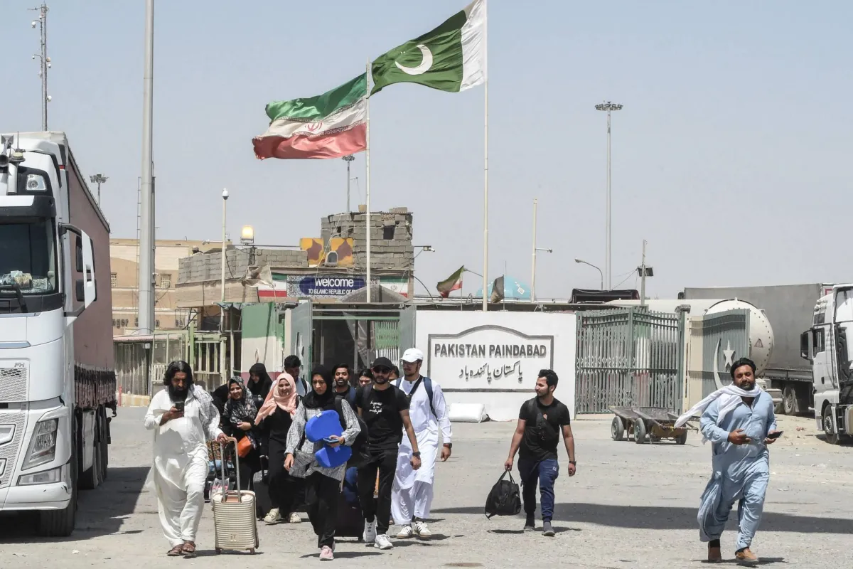 نائب إيراني يلوّح بإغلاق الحدود مع باكستان