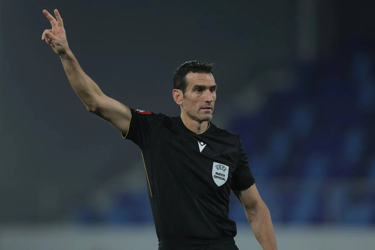مارتينيز مونويرا يقود الكلاسيكو الإسباني الخامس في مسيرته... والجدل يلاحقه من برشلونة والريال
