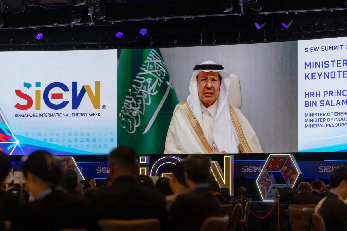 السعودية وسنغافورة ترتبان لتخزين النفط الخام بدءاً من 2027